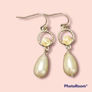 💥5/$10💥 Pearl dangling earrings